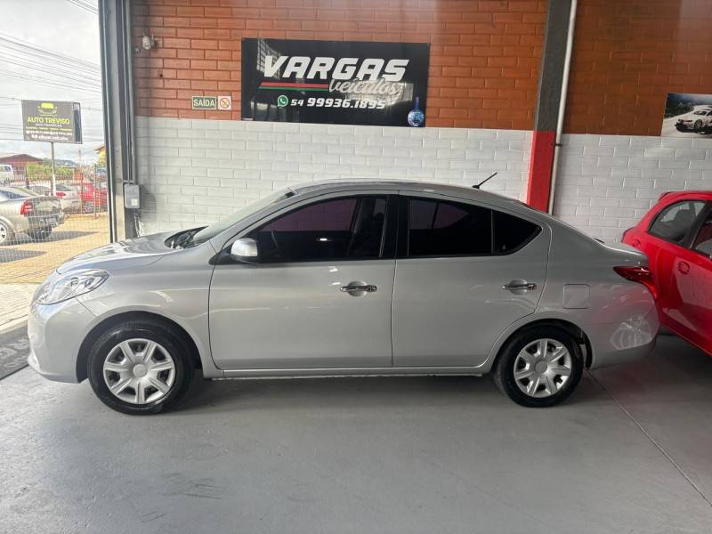 NISSAN - VERSA - 2012/2013 - Prata - R$ 39.000,00