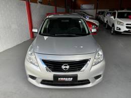 NISSAN - VERSA - 2012/2013 - Prata - R$ 39.000,00