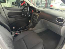 FORD - FOCUS - 2011/2012 - Branca - R$ 44.900,00