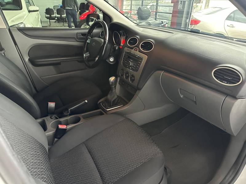 FORD - FOCUS - 2011/2012 - Branca - R$ 44.900,00