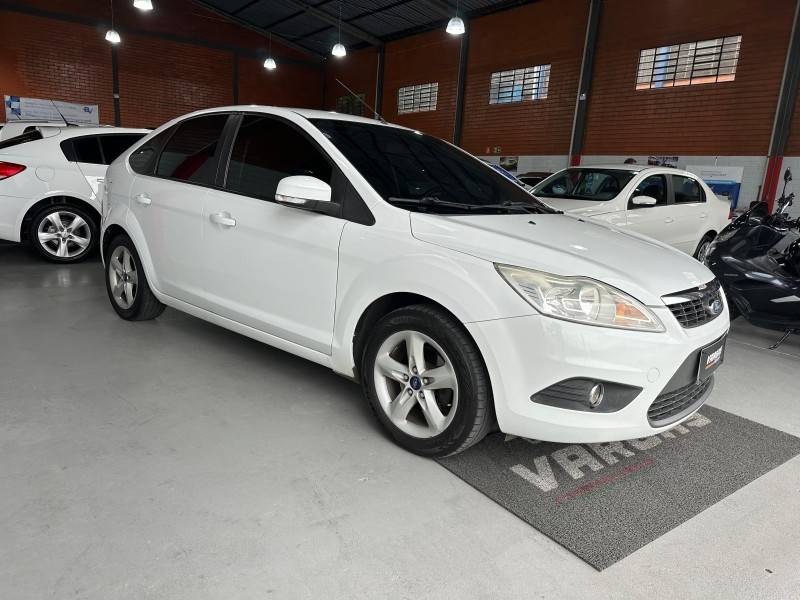 FORD - FOCUS - 2011/2012 - Branca - R$ 44.900,00