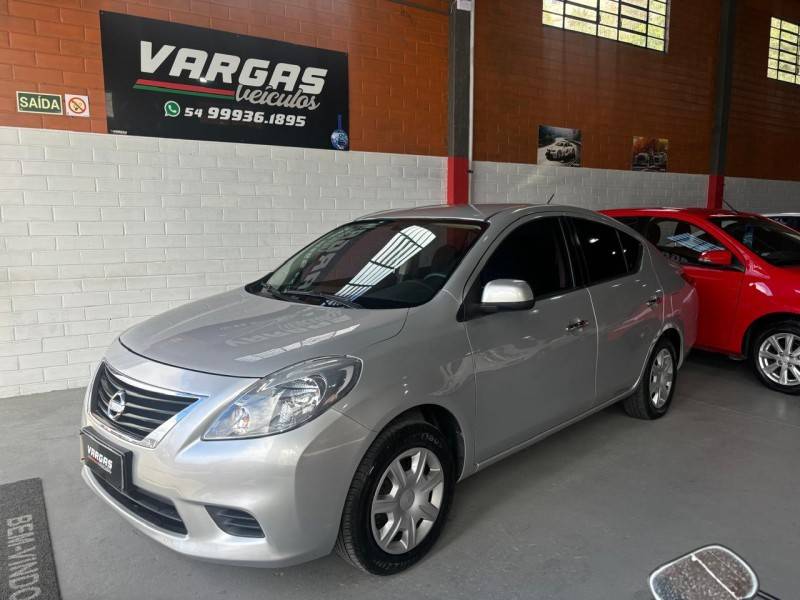 NISSAN - VERSA - 2012/2013 - Prata - R$ 39.000,00