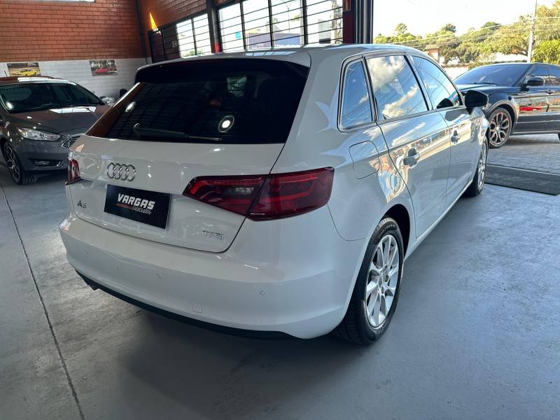AUDI - A3 - 2015/2015 - Branca - R$ 77.000,00