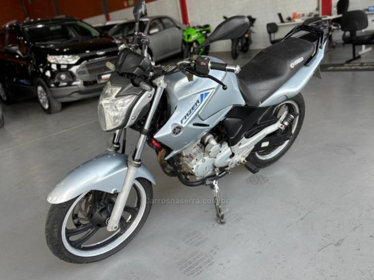 YAMAHA - FAZER - 2009/2010 - Prata - R$ 12.000,00
