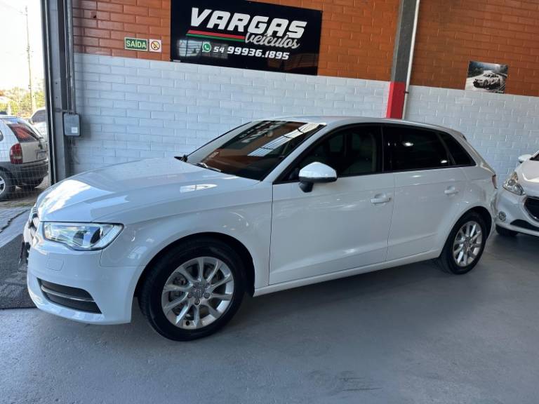AUDI - A3 - 2015/2015 - Branca - R$ 77.000,00
