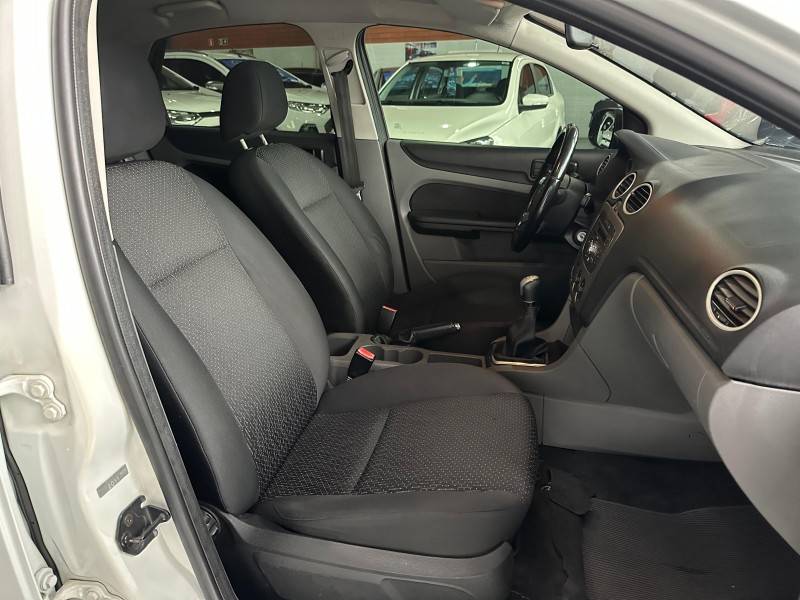 FORD - FOCUS - 2011/2012 - Branca - R$ 44.900,00
