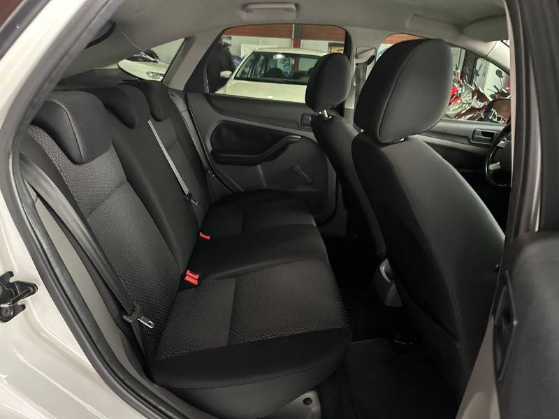 FORD - FOCUS - 2011/2012 - Branca - R$ 44.900,00