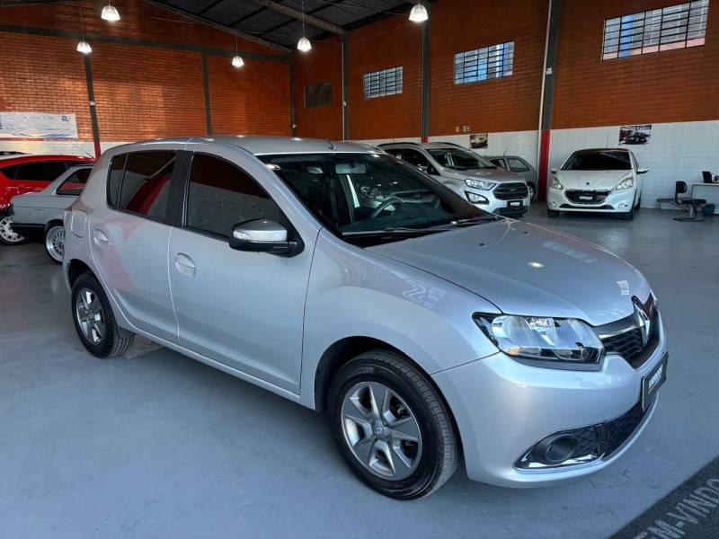 RENAULT - SANDERO - 2017/2018 - Prata - R$ 47.000,00