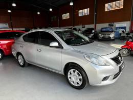 NISSAN - VERSA - 2012/2013 - Prata - R$ 39.000,00