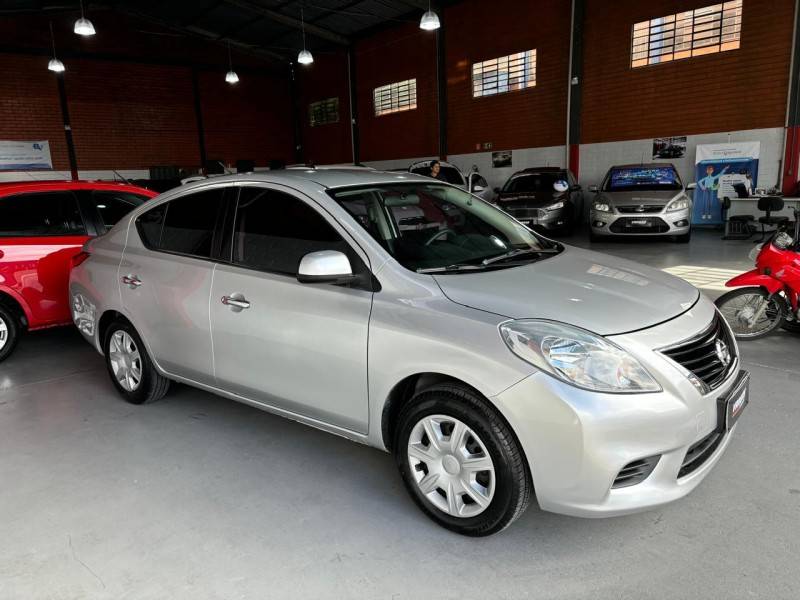 NISSAN - VERSA - 2012/2013 - Prata - R$ 39.000,00