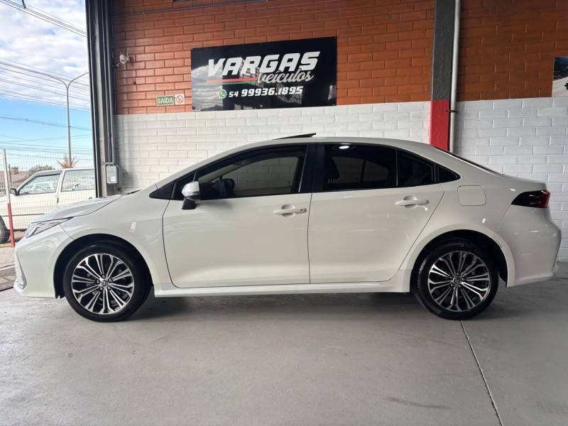 TOYOTA - COROLLA - 2021/2022 - Branca - R$ 149.000,00