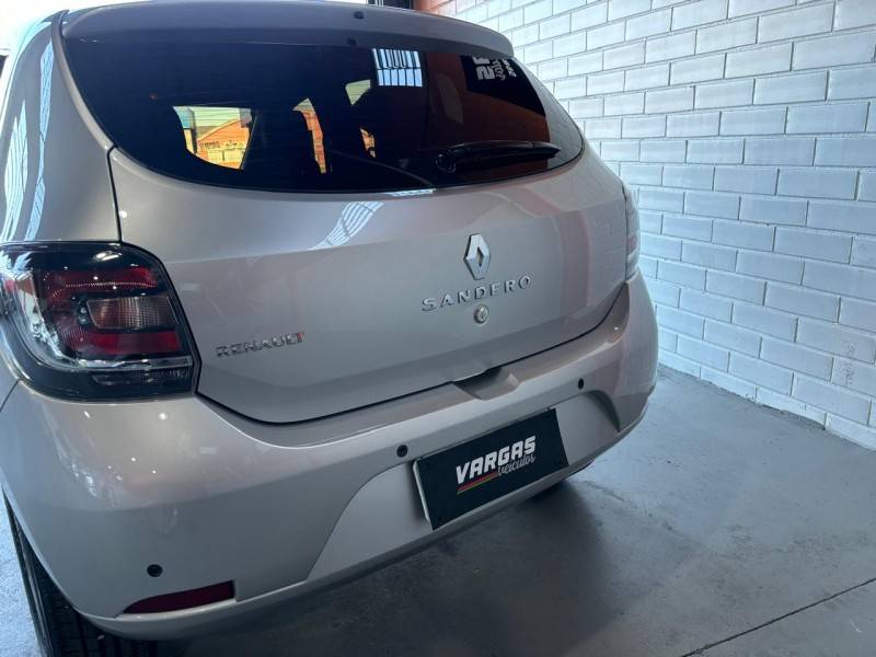 RENAULT - SANDERO - 2017/2018 - Prata - R$ 47.000,00