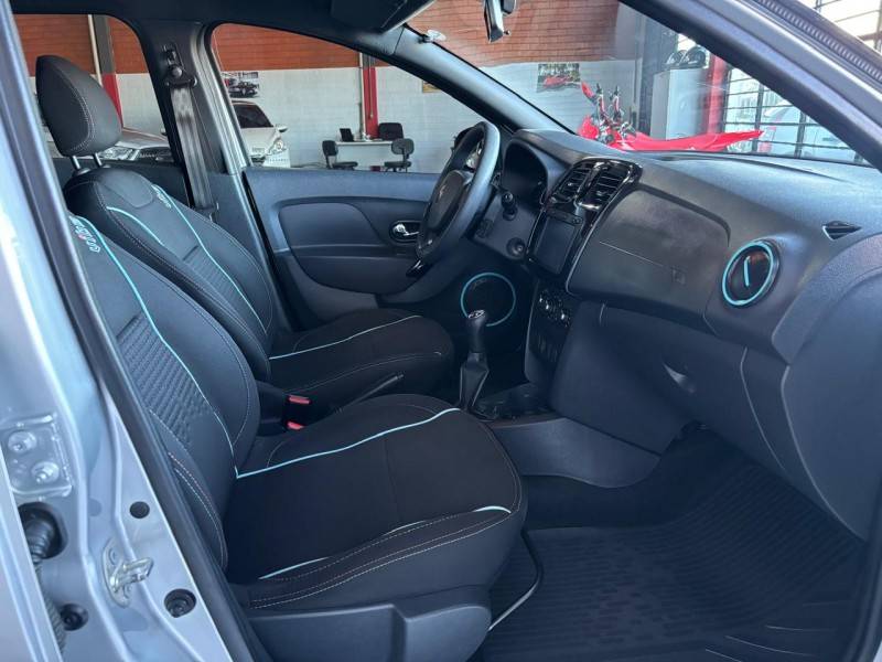 RENAULT - SANDERO - 2017/2018 - Prata - R$ 47.000,00