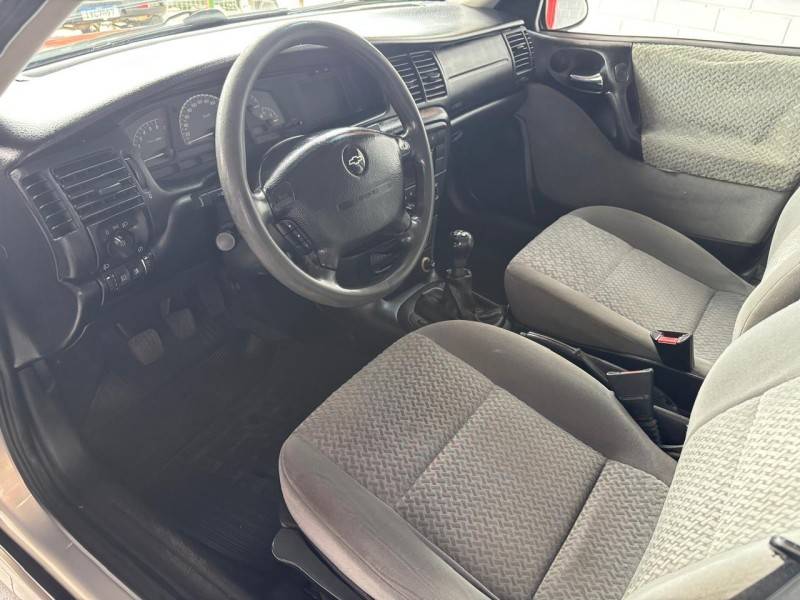 CHEVROLET - VECTRA - 2005/2005 - Prata - R$ 32.900,00