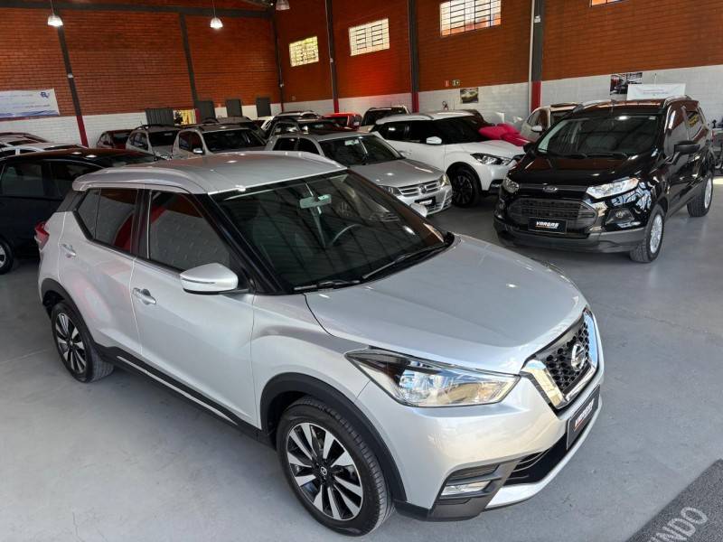 NISSAN - KICKS - 2017/2018 - Prata - R$ 83.000,00