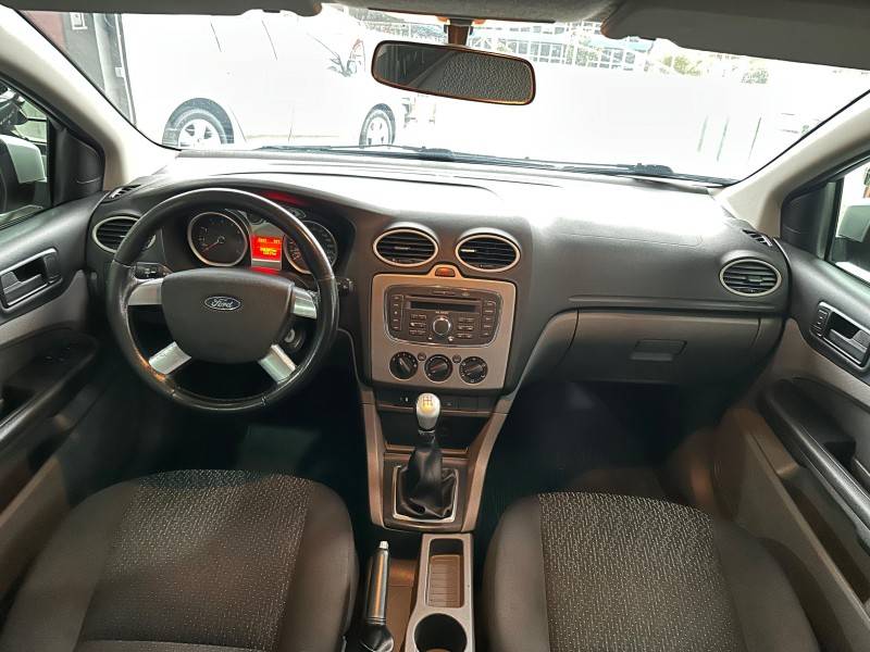 FORD - FOCUS - 2011/2012 - Branca - R$ 44.900,00