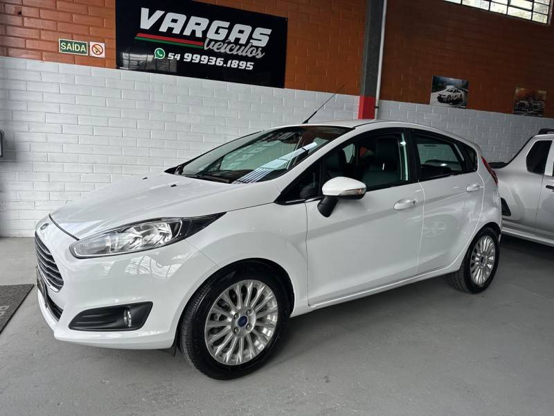 FORD - FIESTA - 2014/2015 - Branca - R$ 50.000,00