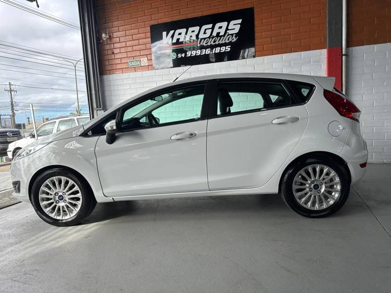 FORD - FIESTA - 2014/2015 - Branca - R$ 50.000,00