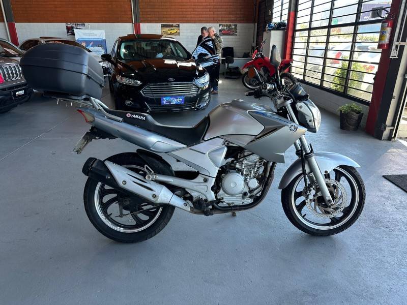 YAMAHA - FAZER - 2009/2010 - Prata - R$ 11.900,00