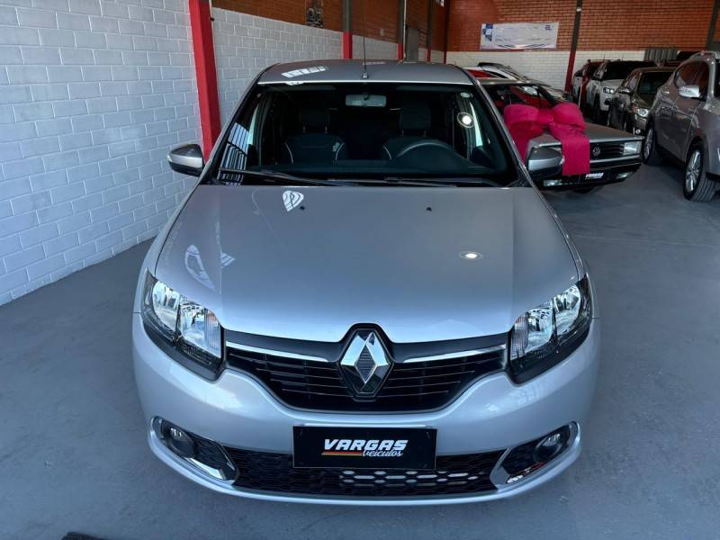 RENAULT - SANDERO - 2017/2018 - Prata - R$ 47.000,00