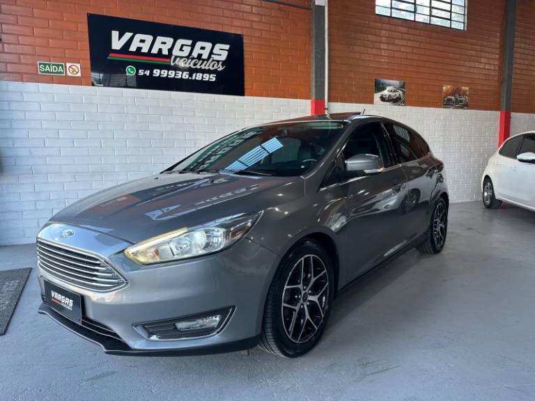 FORD - FOCUS - 2017/2018 - Cinza - R$ 77.000,00
