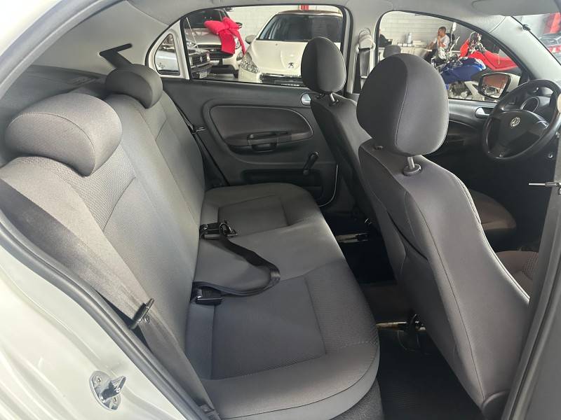 VOLKSWAGEN - VOYAGE - 2012/2013 - Branca - R$ 34.000,00