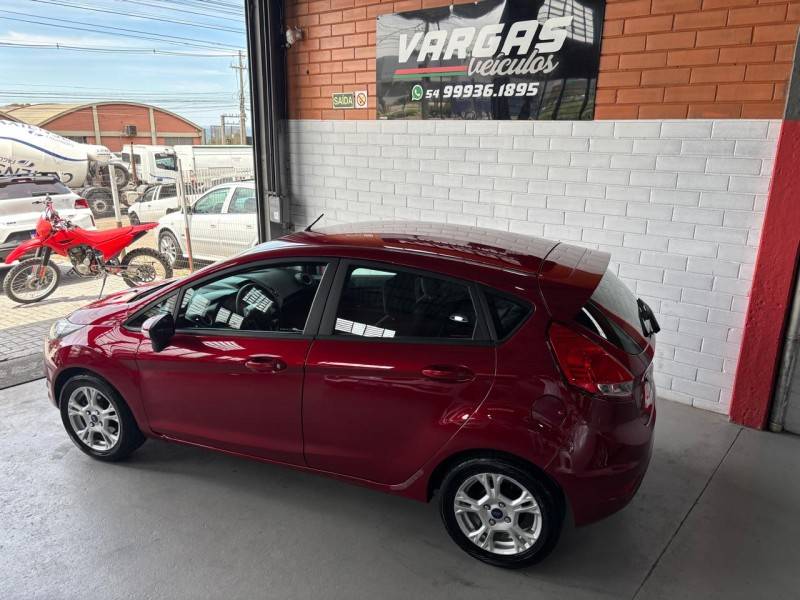 FORD - FIESTA - 2016/2017 - Vermelha - R$ 53.000,00