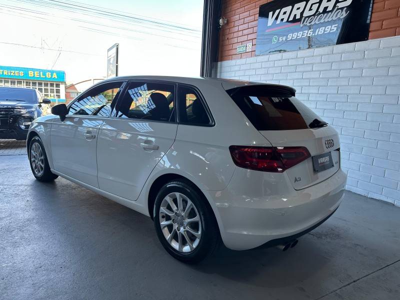 AUDI - A3 - 2015/2015 - Branca - R$ 77.000,00