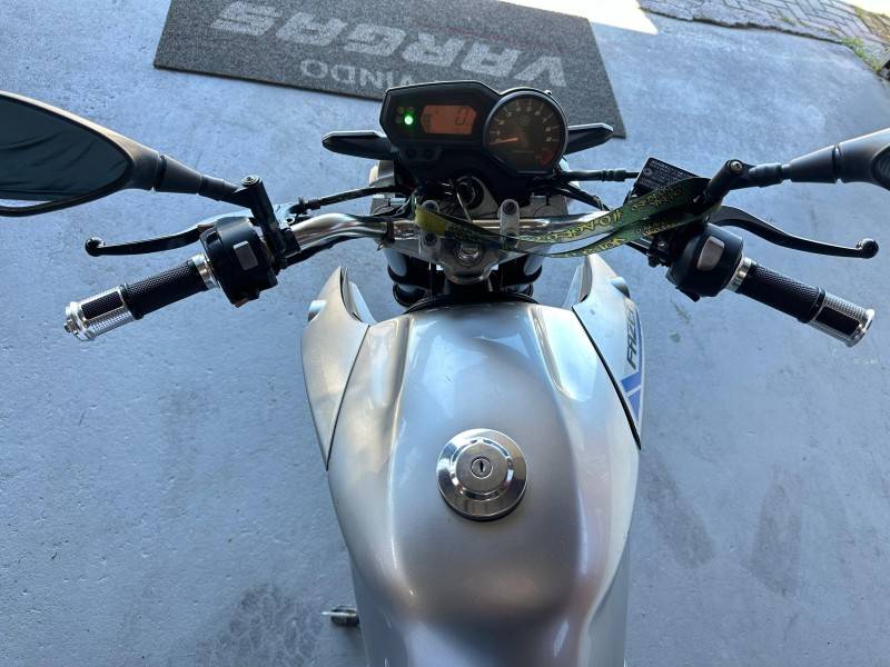 YAMAHA - FAZER - 2009/2010 - Prata - R$ 11.900,00