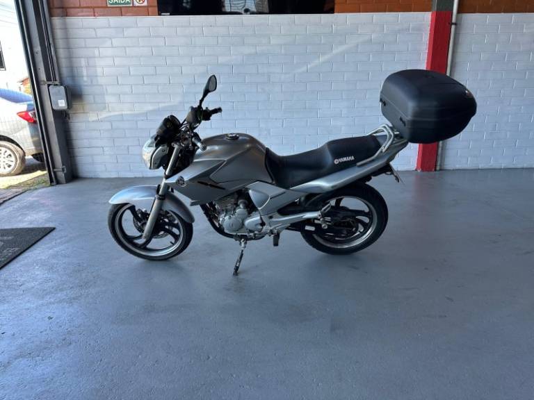 YAMAHA - FAZER - 2009/2010 - Prata - R$ 11.900,00