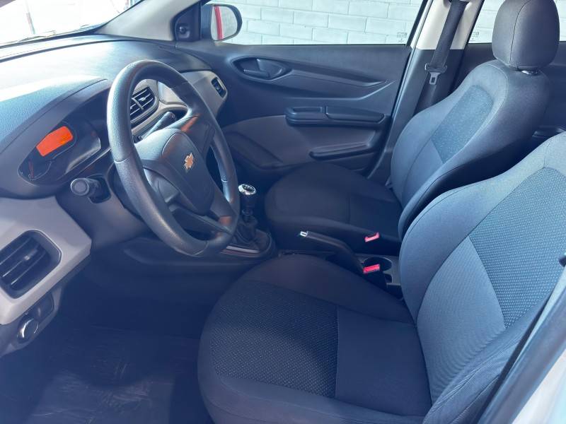 CHEVROLET - ONIX - 2016/2017 - Branca - R$ 46.000,00