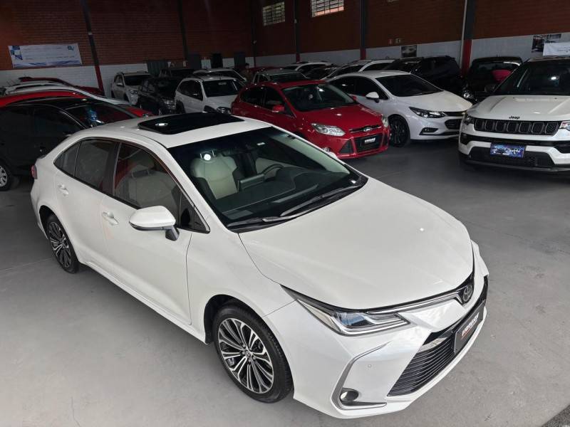 TOYOTA - COROLLA - 2021/2022 - Branca - R$ 149.000,00