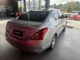 NISSAN - VERSA - 2012/2013 - Prata - R$ 39.000,00
