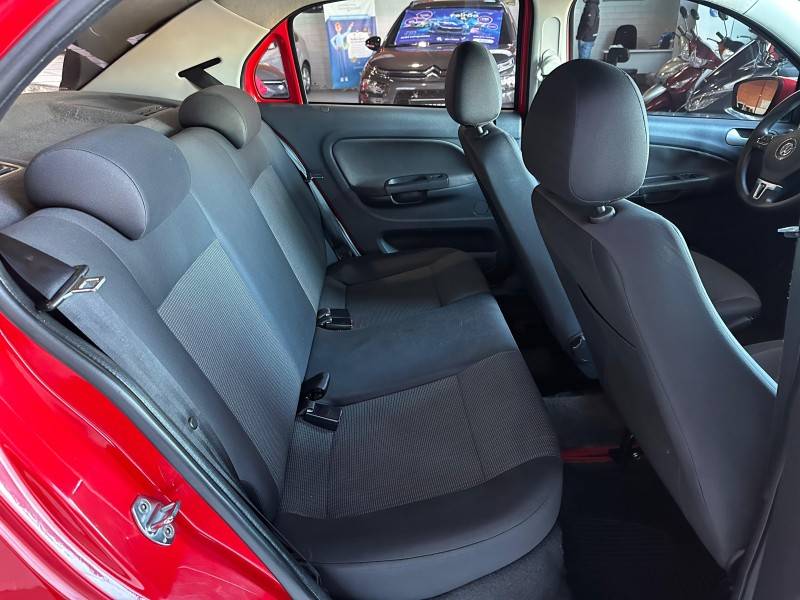 VOLKSWAGEN - VOYAGE - 2013/2013 - Vermelha - R$ 41.000,00