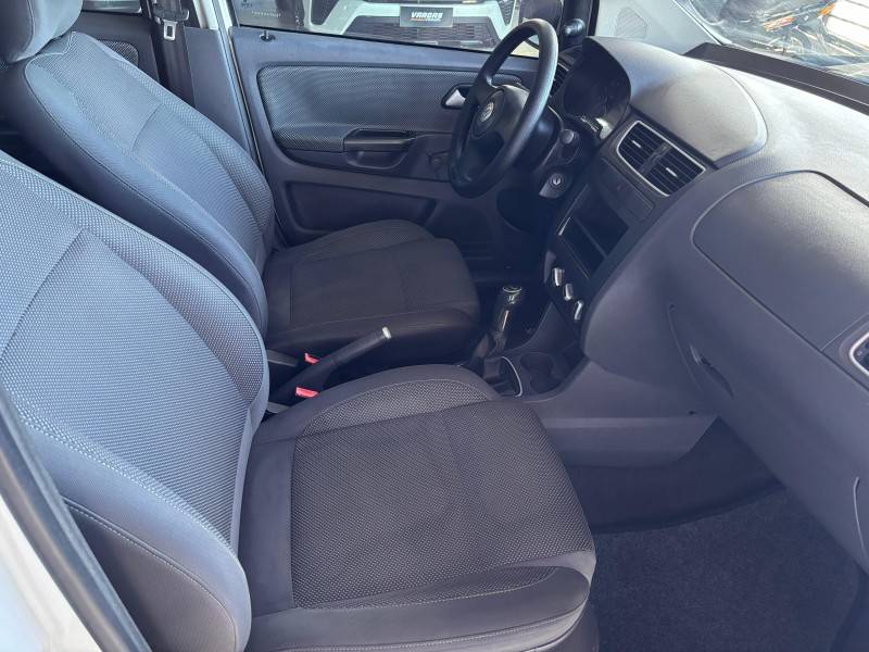 VOLKSWAGEN - FOX - 2011/2011 - Branca - R$ 29.000,00