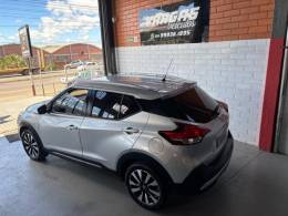 NISSAN - KICKS - 2017/2018 - Prata - R$ 83.000,00