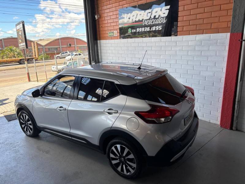 NISSAN - KICKS - 2017/2018 - Prata - R$ 83.000,00
