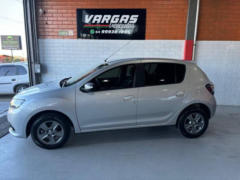RENAULT - SANDERO - 2017/2018 - Prata - R$ 47.000,00