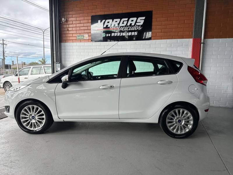 FORD - FIESTA - 2014/2015 - Branca - R$ 50.000,00