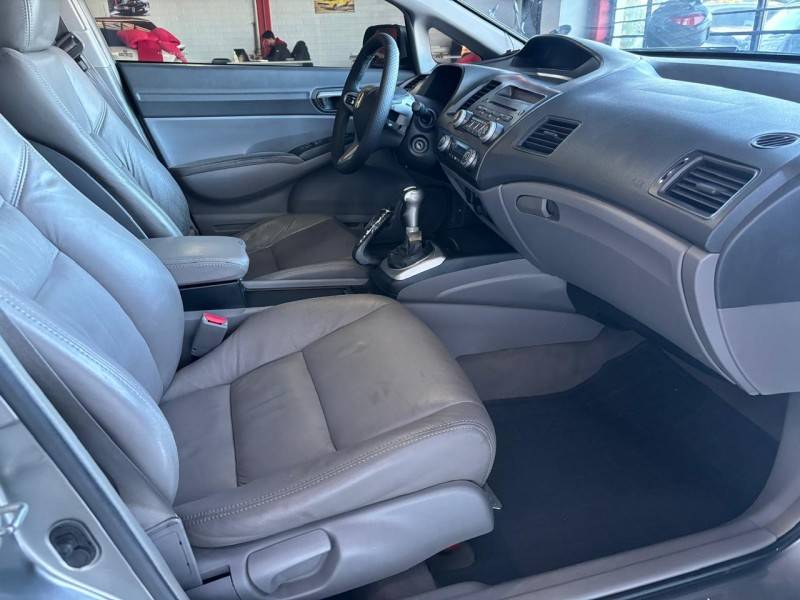 HONDA - CIVIC - 2011/2011 - Cinza - R$ 52.000,00