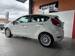 FORD - FIESTA - 2014/2015 - Branca - R$ 50.000,00