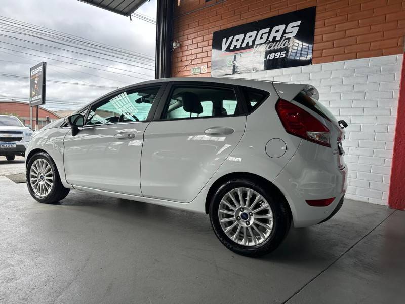 FORD - FIESTA - 2014/2015 - Branca - R$ 50.000,00