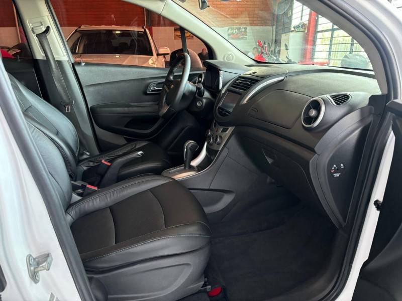 CHEVROLET - TRACKER - 2015/2015 - Branca - R$ 69.000,00