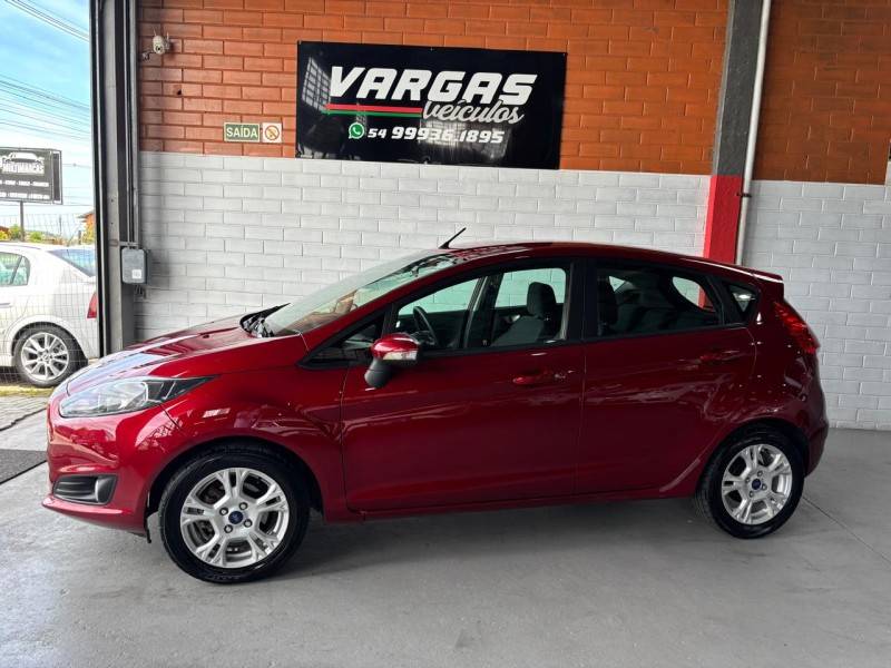 FORD - FIESTA - 2016/2017 - Vermelha - R$ 53.000,00