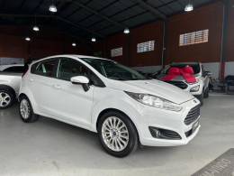 FORD - FIESTA - 2014/2015 - Branca - R$ 50.000,00