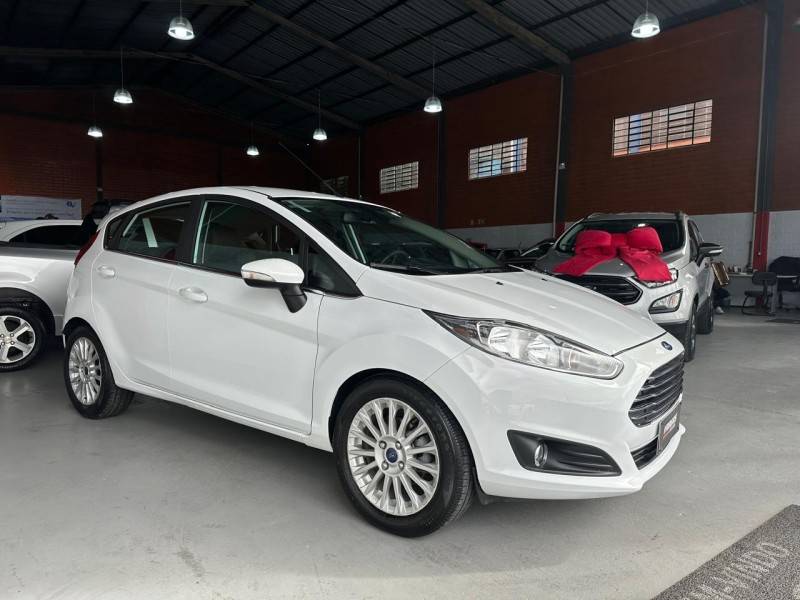 FORD - FIESTA - 2014/2015 - Branca - R$ 50.000,00