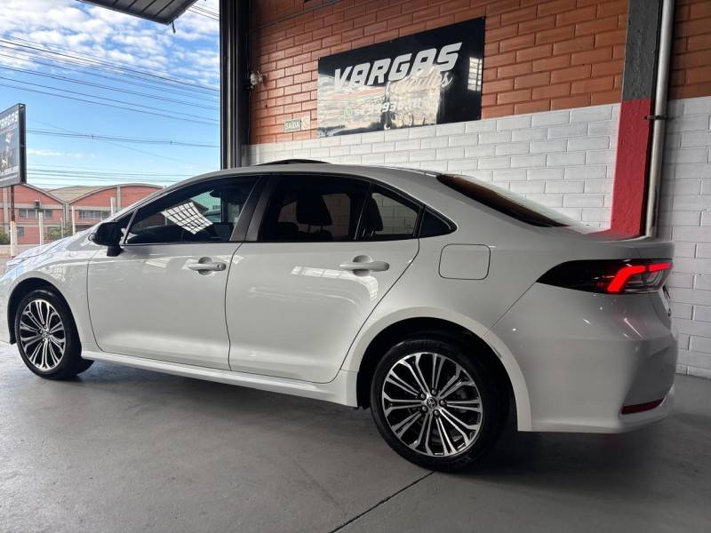 TOYOTA - COROLLA - 2021/2022 - Branca - R$ 149.000,00