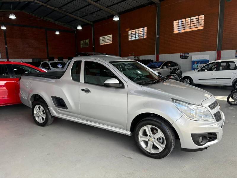 CHEVROLET - MONTANA - 2017/2018 - Prata - R$ 50.000,00