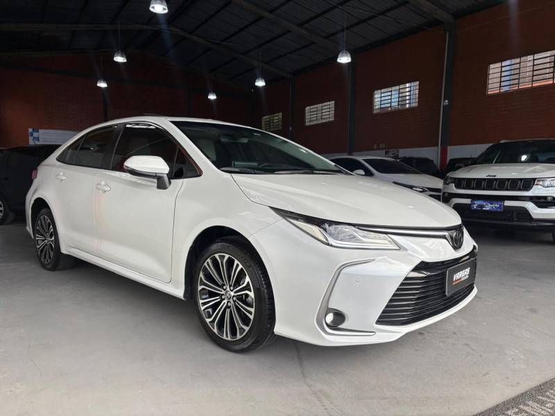 TOYOTA - COROLLA - 2021/2022 - Branca - R$ 149.000,00