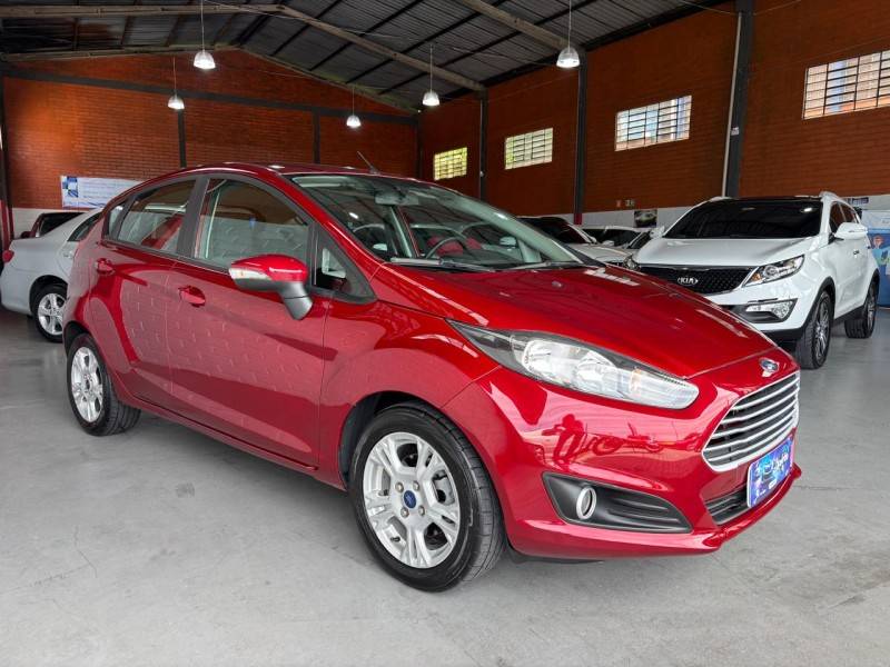 FORD - FIESTA - 2016/2017 - Vermelha - R$ 53.000,00